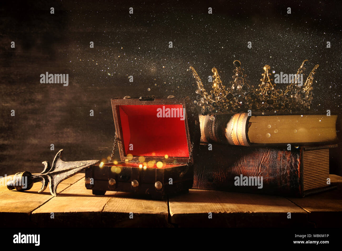 Tasto basso immagine di splendida queen/king corona. fantasy periodo medievale. Messa a fuoco selettiva Foto Stock