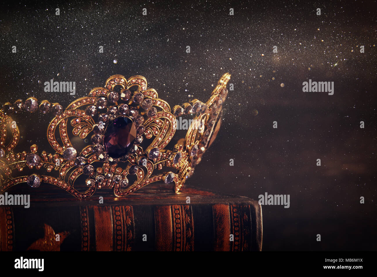 Tasto basso immagine di splendida queen/king crown su un tavolo di legno. vintage filtrato. fantasy periodo medievale Foto Stock