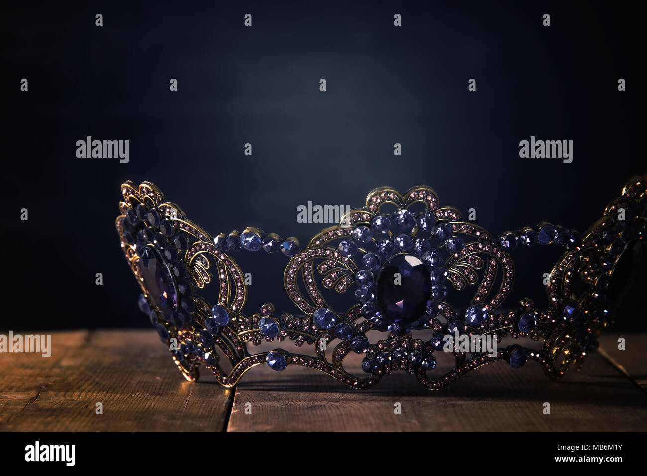 Tasto basso immagine di splendida queen/king corona. fantasy periodo medievale. Messa a fuoco selettiva Foto Stock