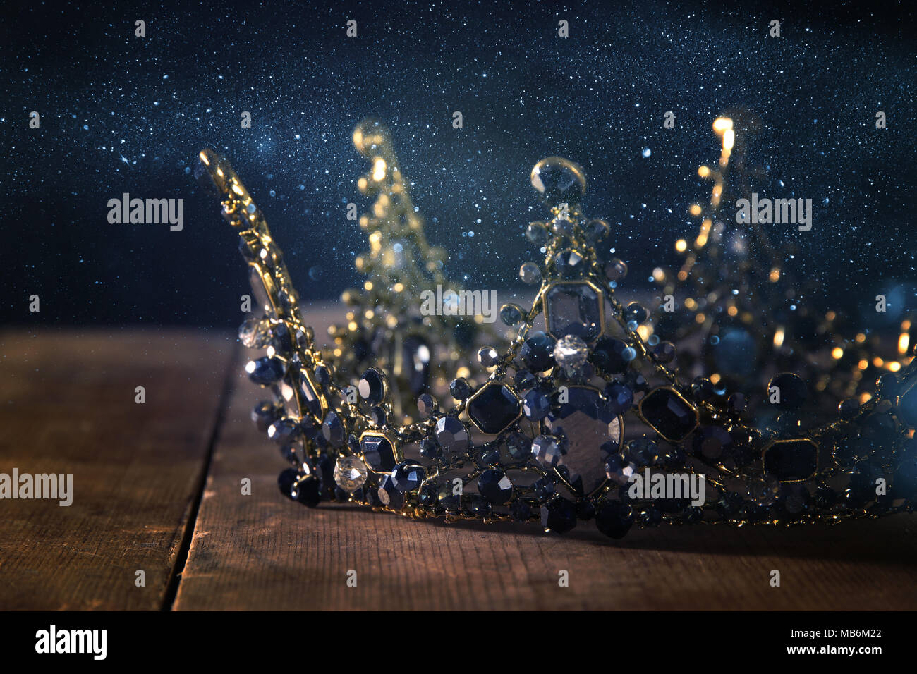 Tasto basso immagine di splendida queen/king corona. fantasy periodo medievale. Messa a fuoco selettiva Foto Stock