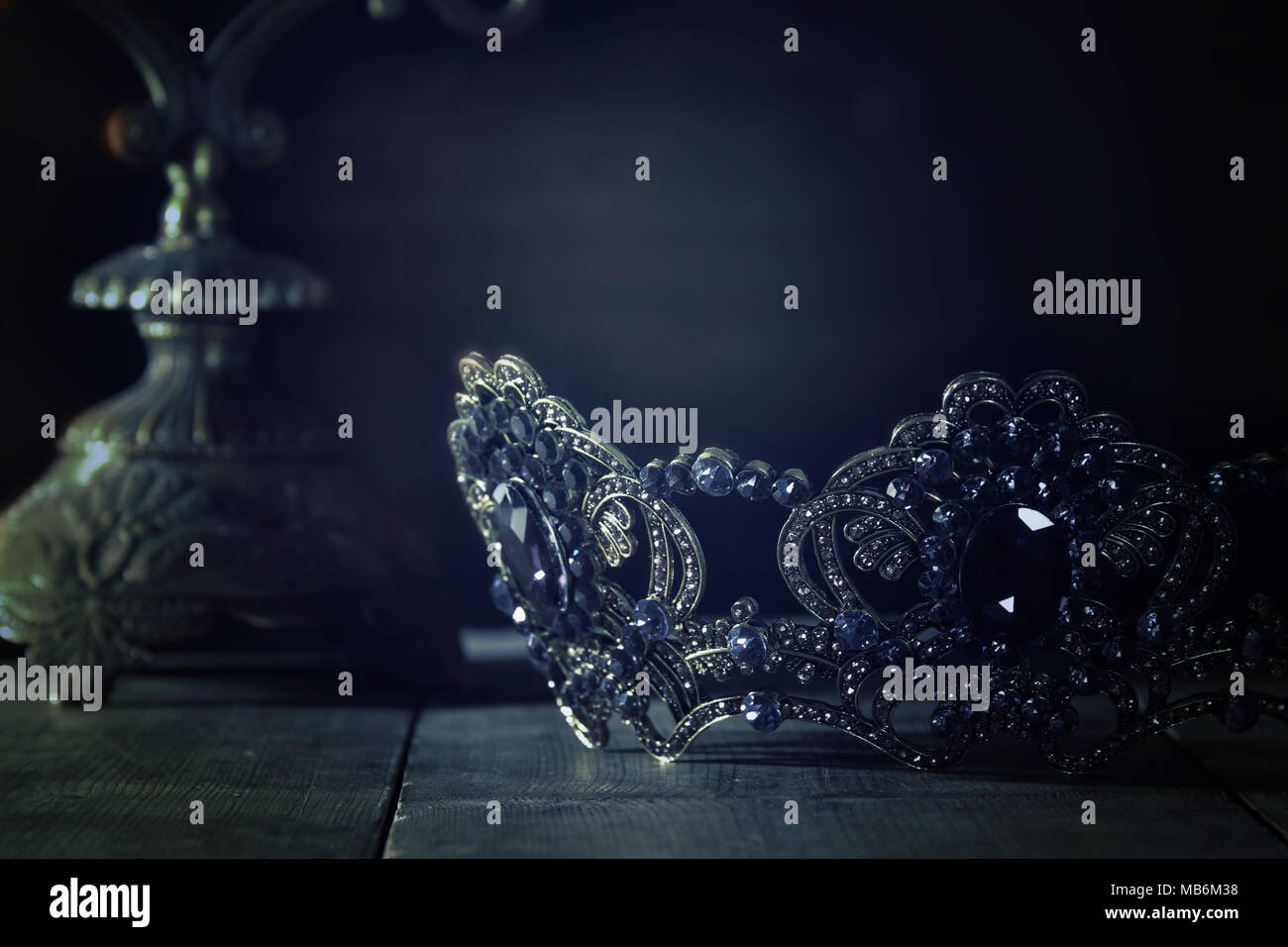 Tasto basso immagine di splendida queen/king corona. fantasy periodo medievale. Messa a fuoco selettiva Foto Stock