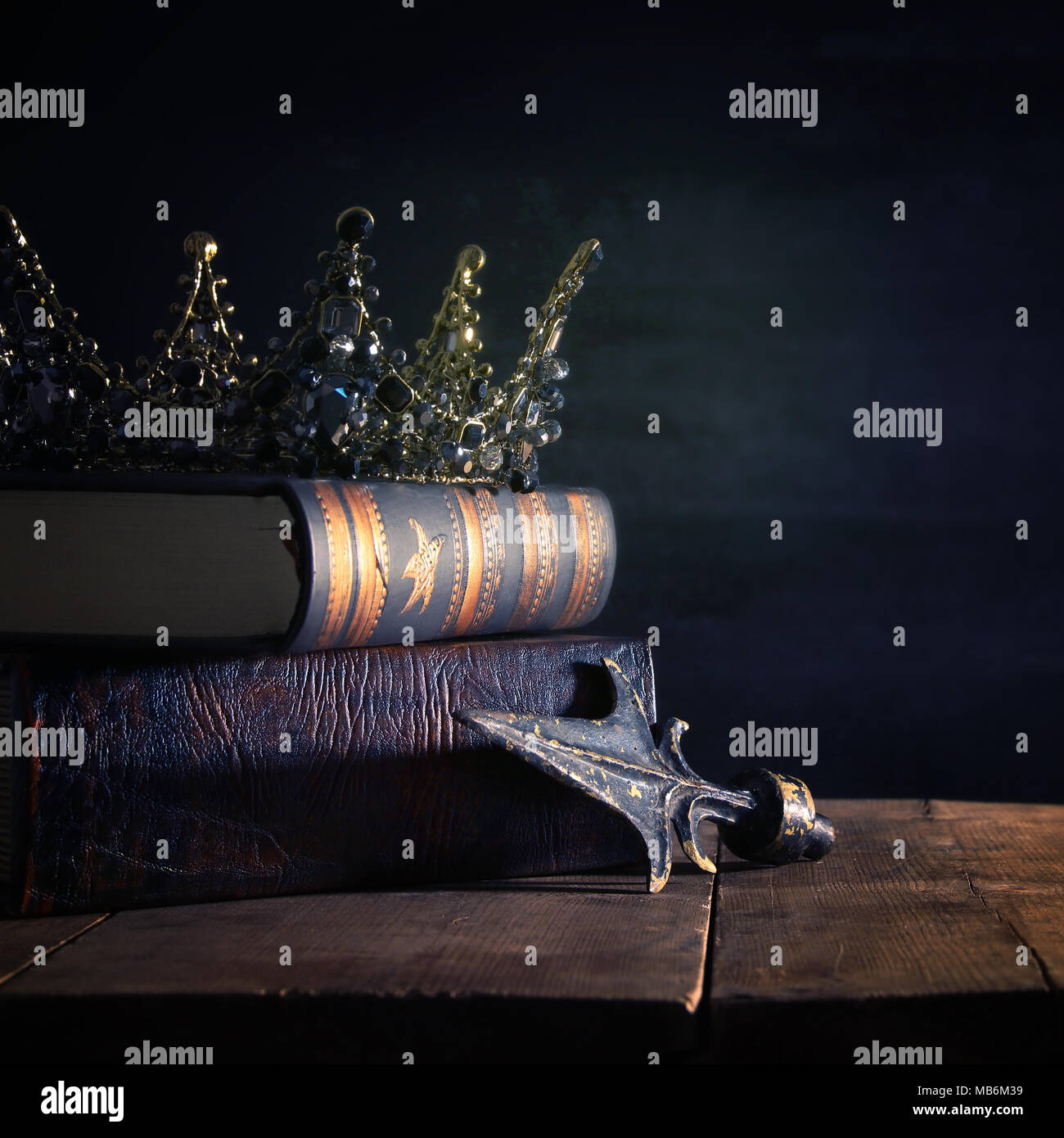 Tasto basso immagine di splendida queen/king corona. fantasy periodo medievale. Messa a fuoco selettiva Foto Stock