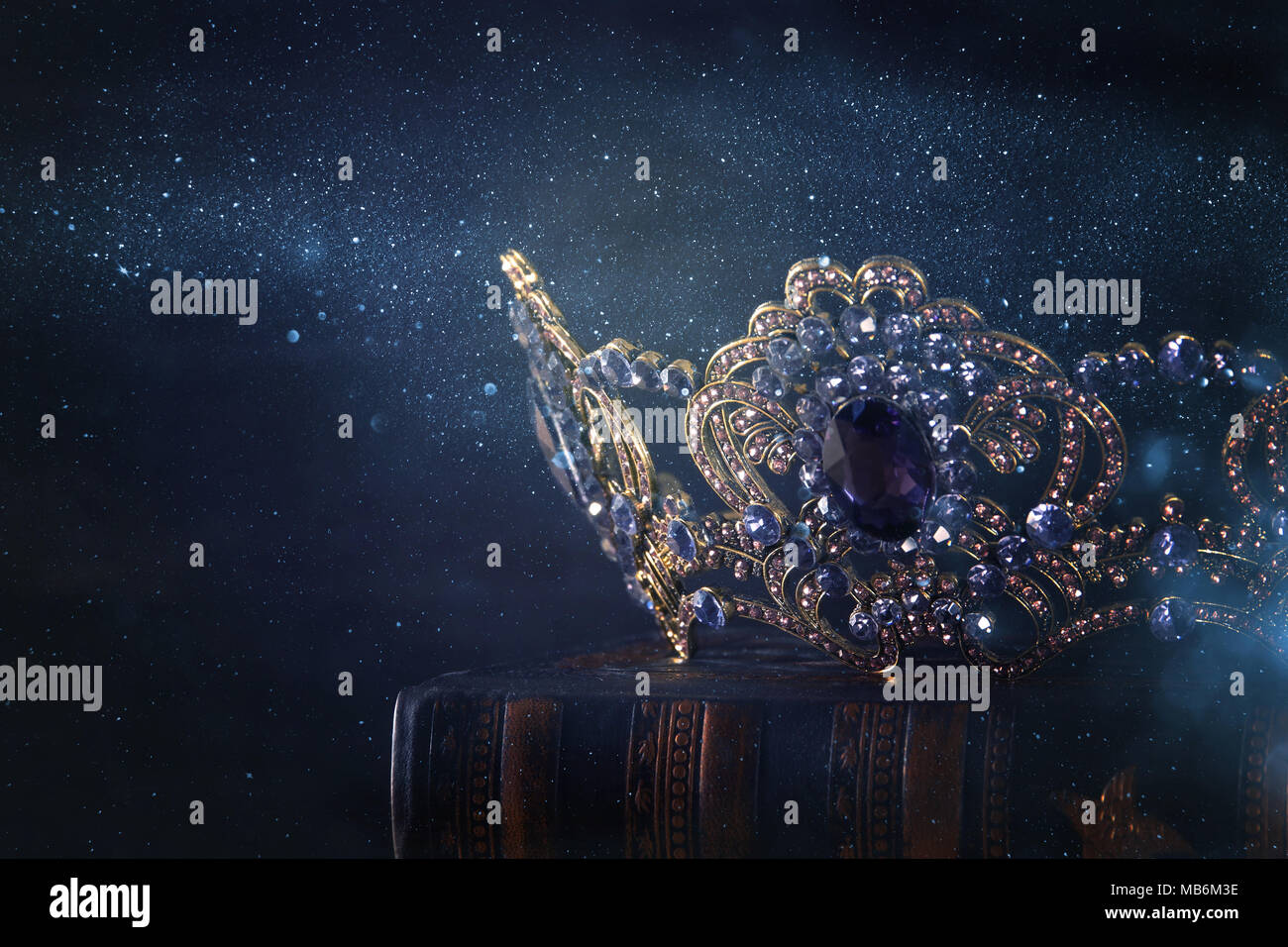 Tasto basso immagine di splendida queen/king crown su un tavolo di legno. vintage filtrato. fantasy periodo medievale Foto Stock