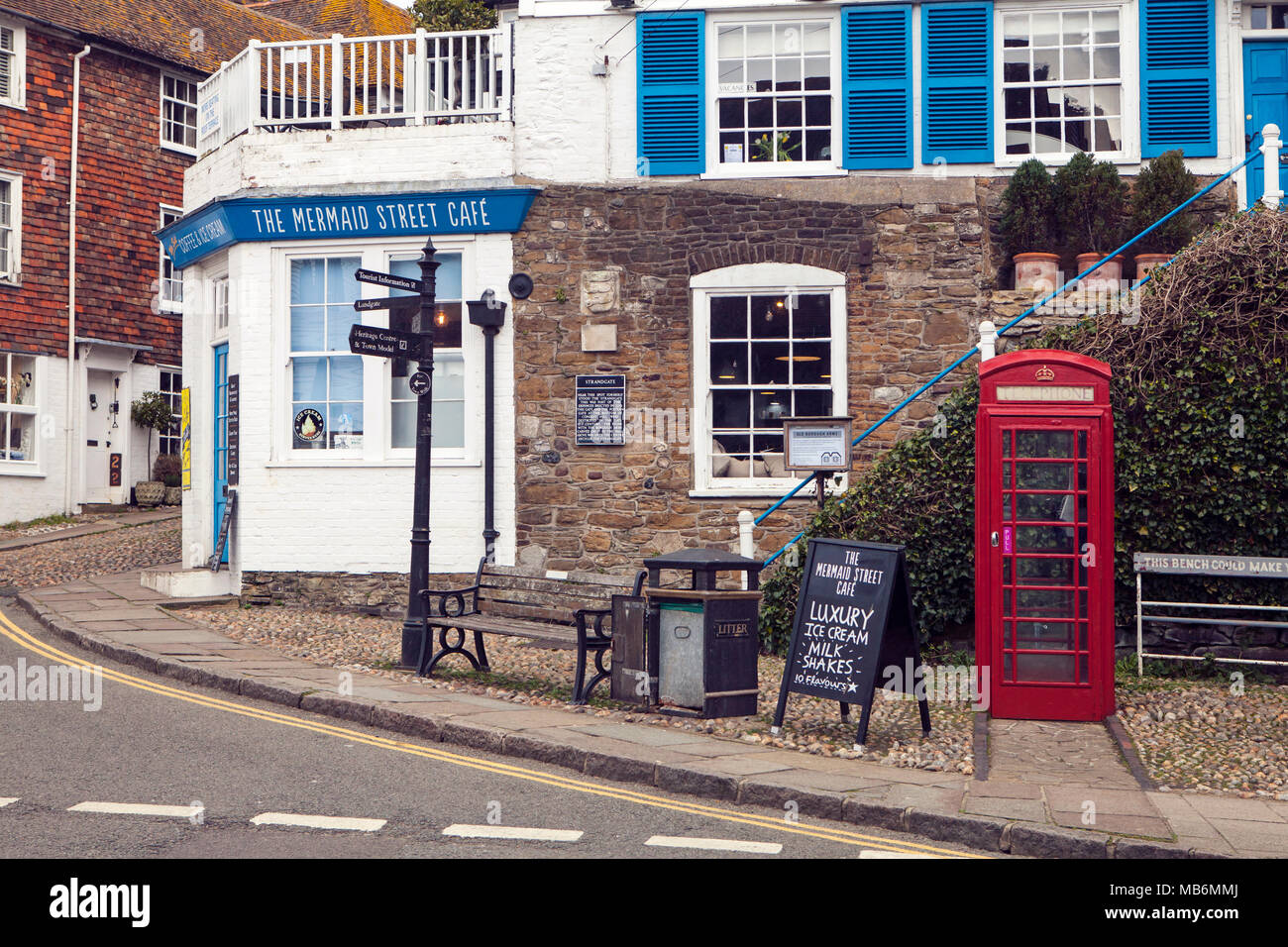 Segale, Regno Unito - 5 aprile, 2018: Il Mermaid Street cafe in segale, East Sussex; segale è un monumenti medievali cittadina inglese e una popolare destinazione turistica. Foto Stock