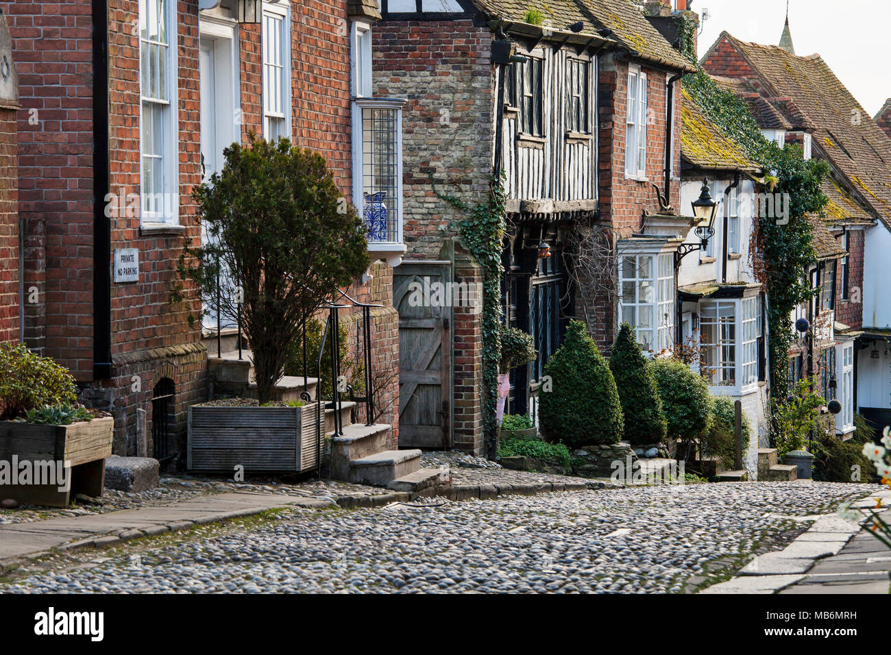 Segale, Regno Unito - 5 aprile, 2018: Mermaid Street in Rye è una vecchia strada di ciottoli che ha usato per essere la città antica la strada principale. Questa famosa strada è rivestito Foto Stock