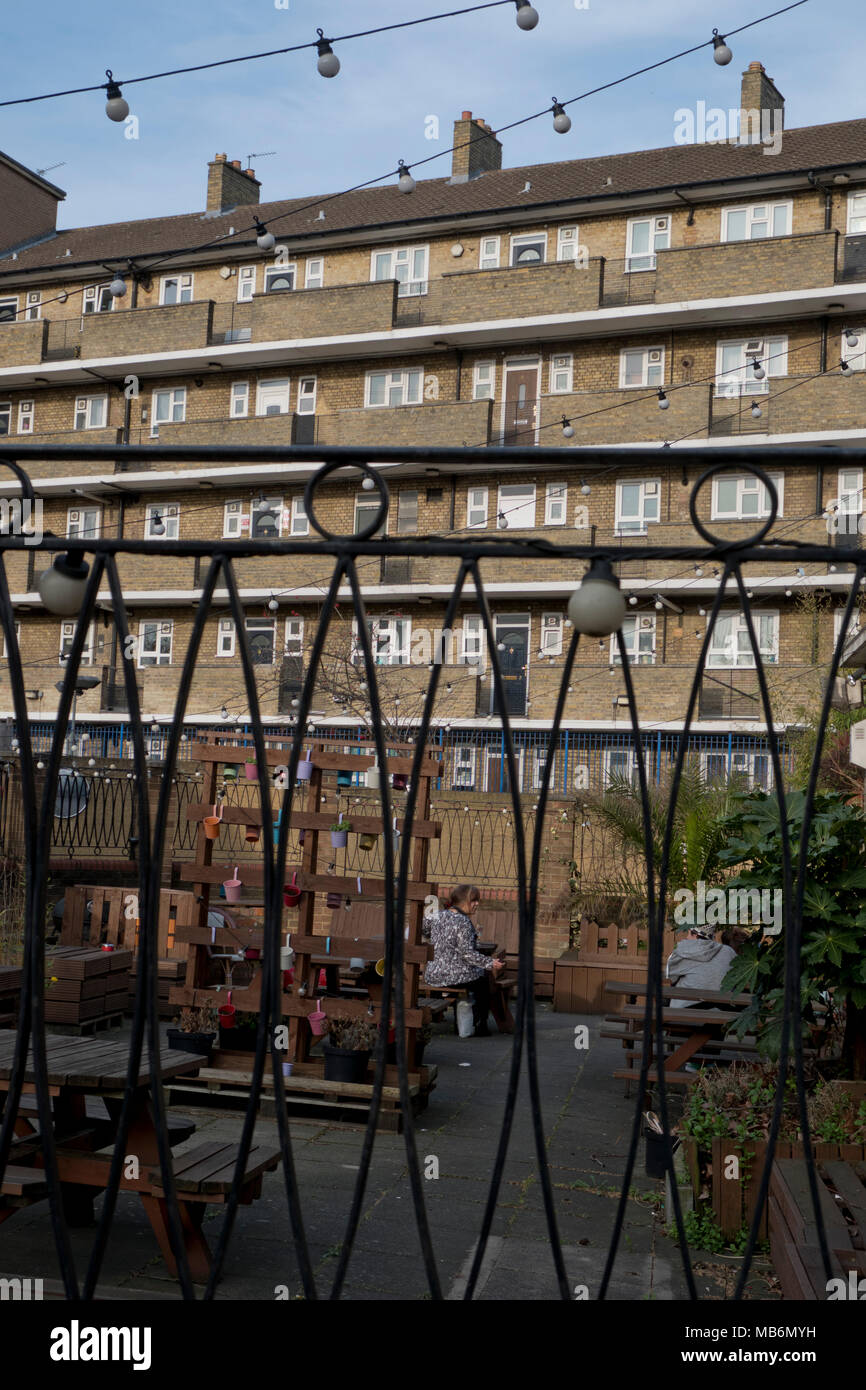 Il vecchio alloggiamento del consiglio stock da Woodberry zone umide nella Riserva naturale del Hackney, Londra,l'Inghilterra,UK Foto Stock