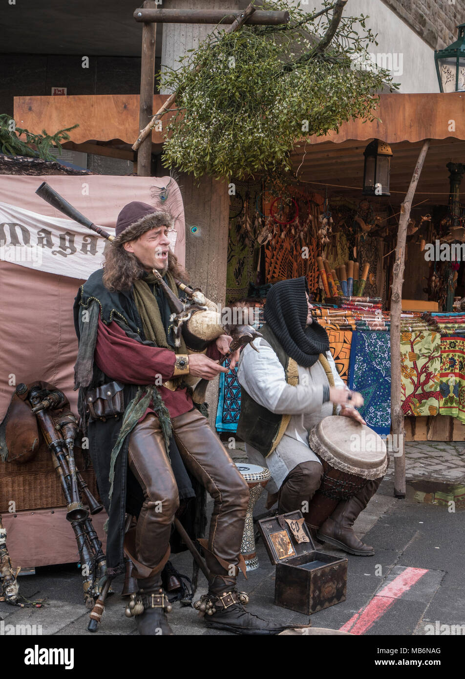 I musicisti folk suonare gli strumenti tradizionali in Hanover Street Foto Stock