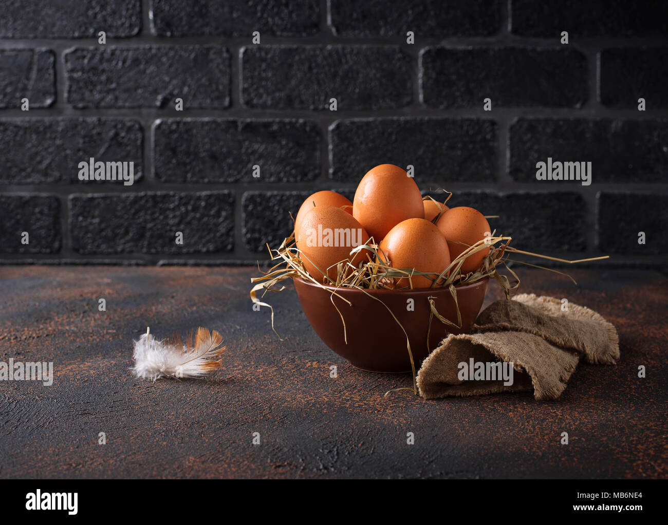 Crudo fresco Uova marrone nel recipiente Foto Stock