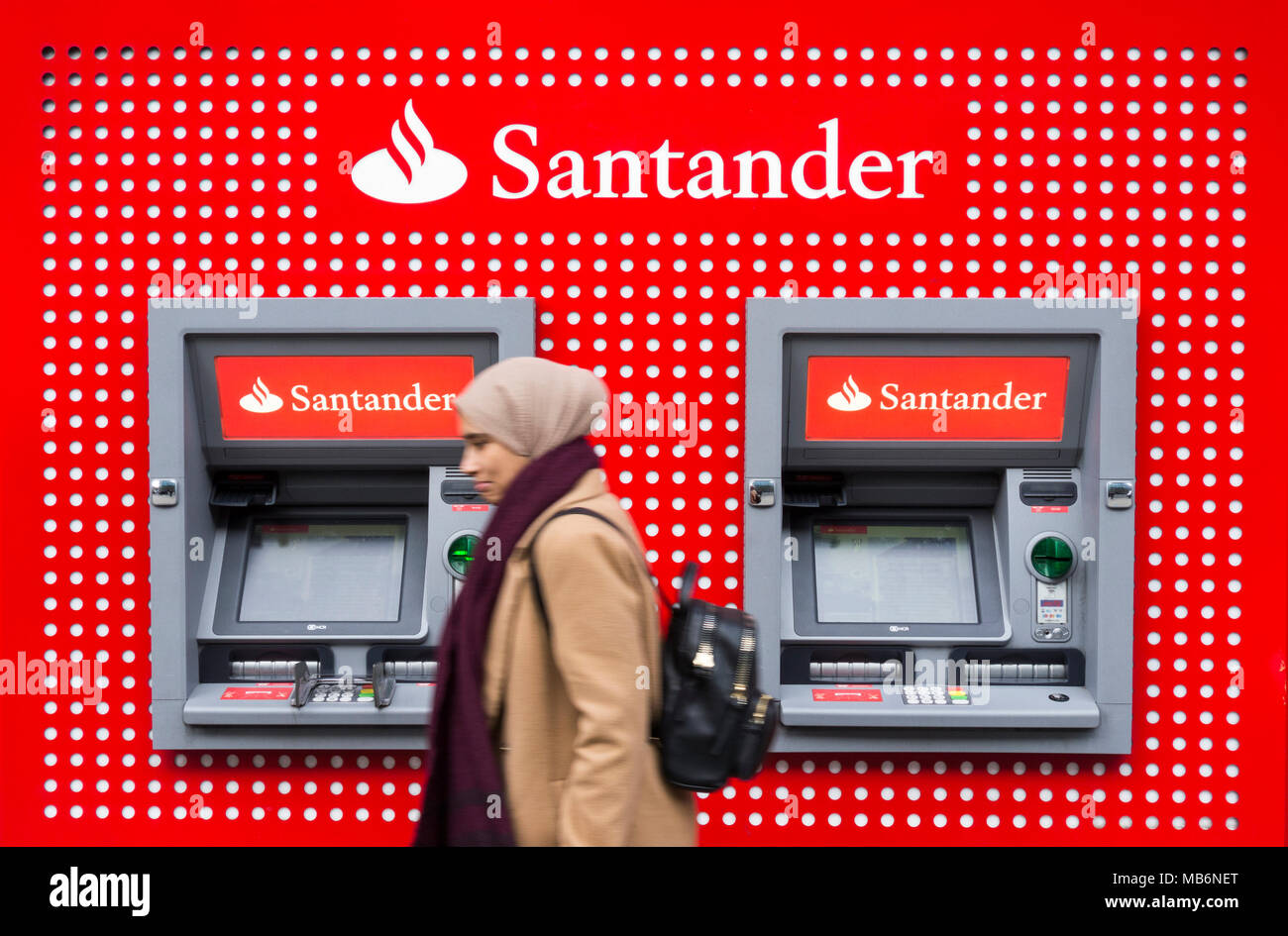 Atm al di fuori della banca di Santander, Tottenham Court Road filiale a Bloomsbury, London, W1. Foto Stock