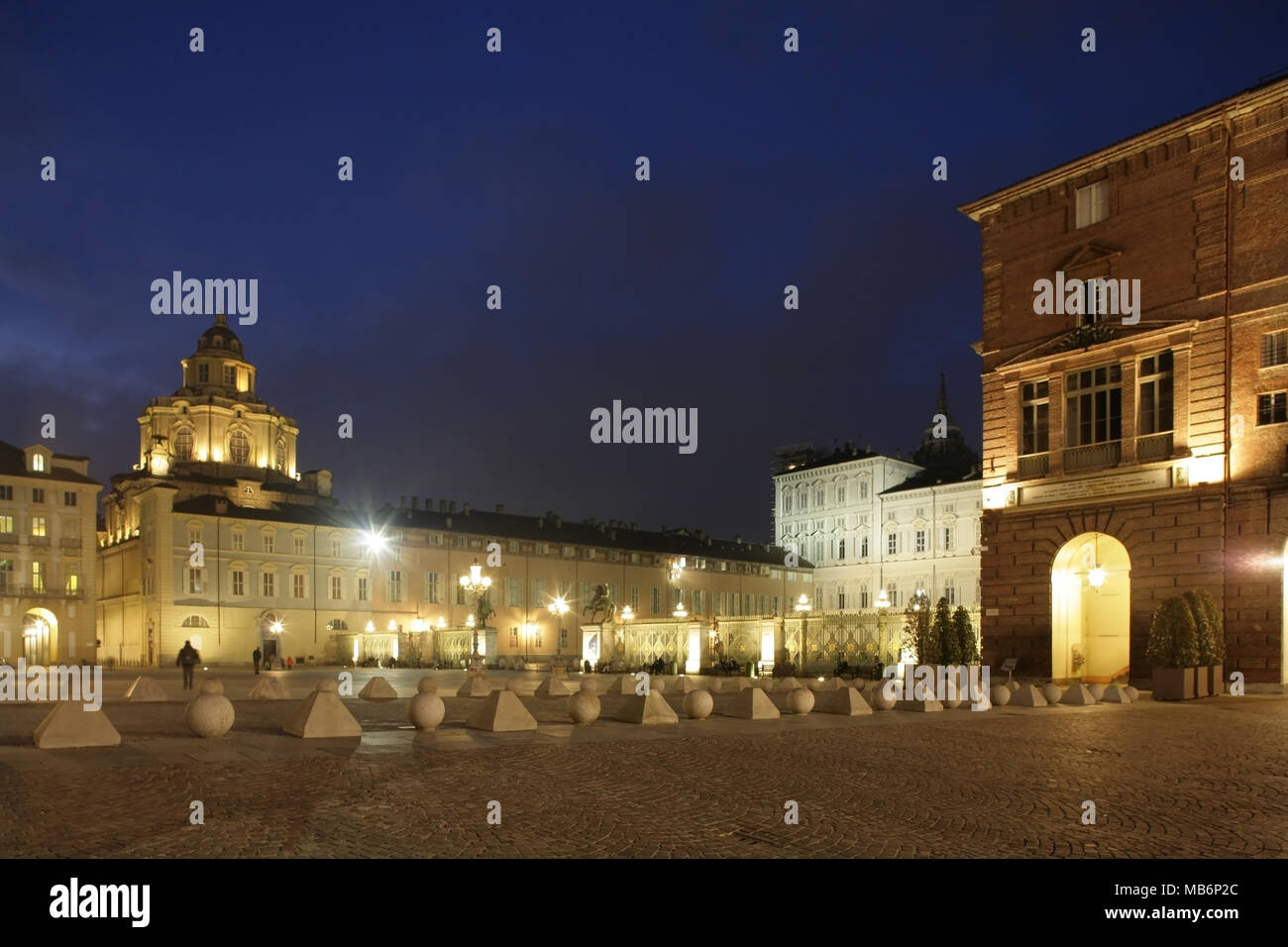 Piazza Castello, il Royal chiesa di San Lorenzo e Palazzo Reale di Torino, Italia. Foto Stock