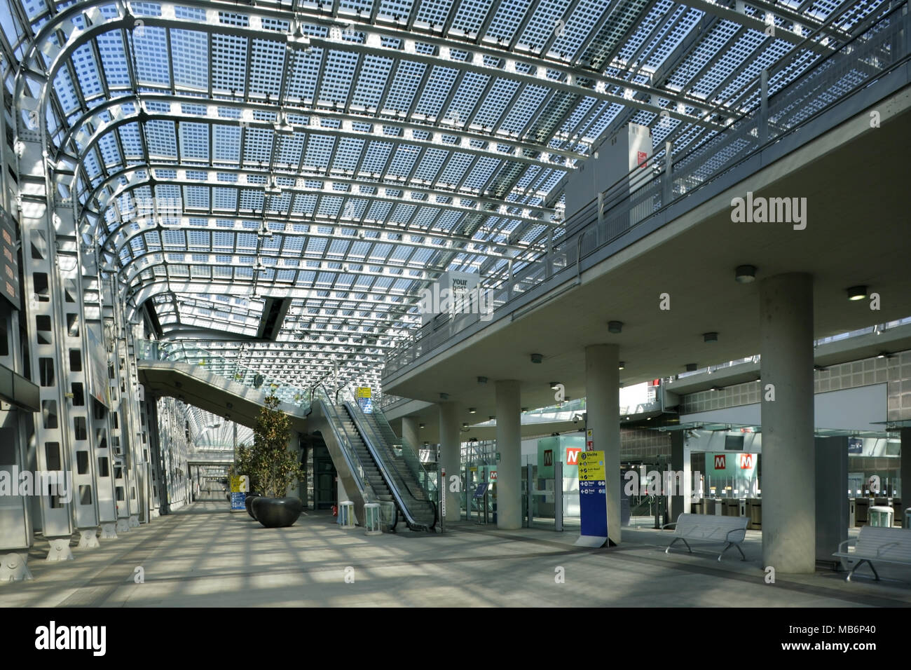 La stazione di Porta Susa la stazione ferroviaria e la stazione della metropolitana di Torino, Italia. Foto Stock
