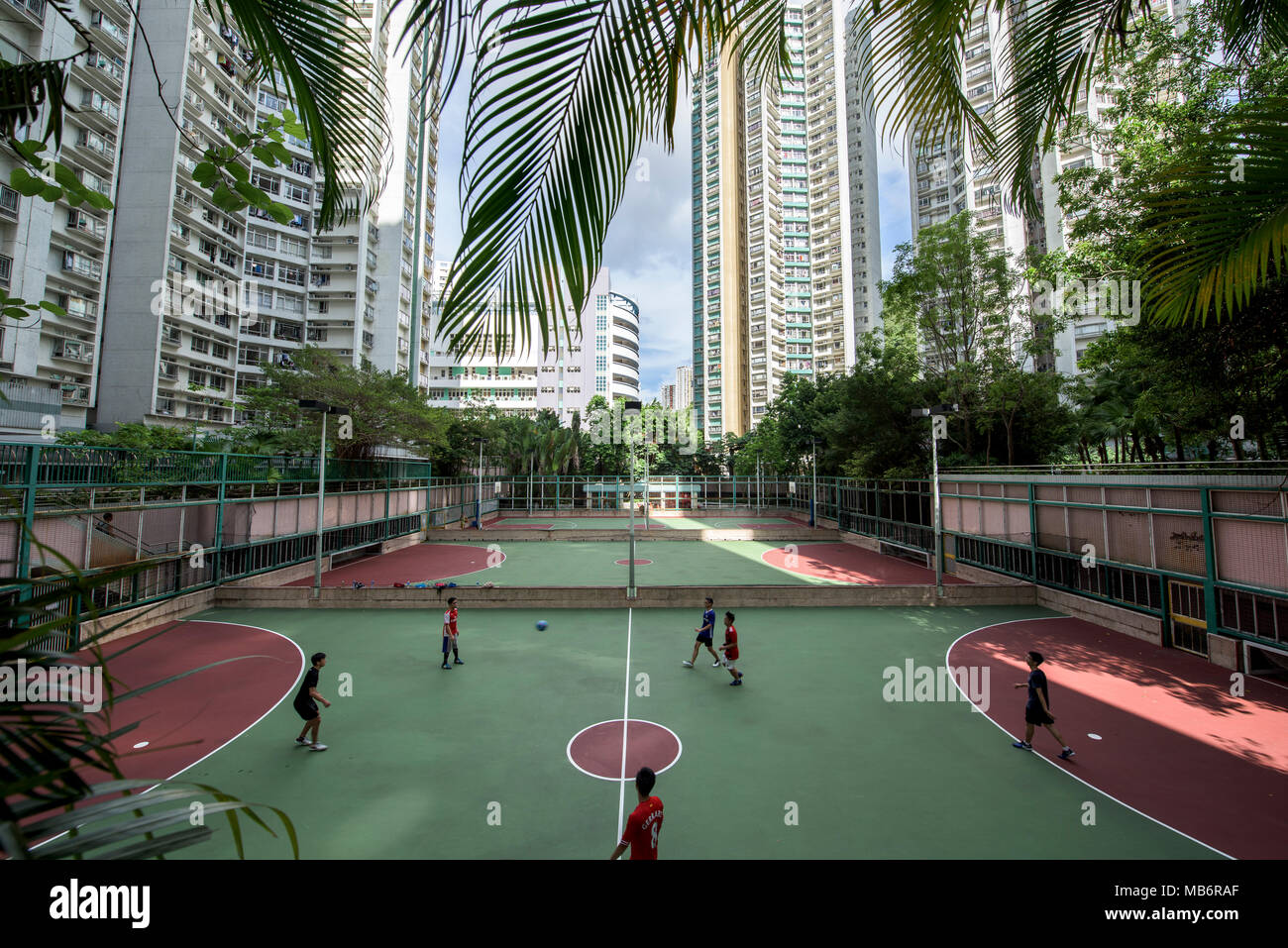 Le persone che giocano a calcio per le strade di Hong Kong Foto Stock
