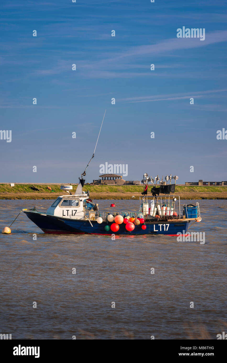 Orford Ness, vista sul fiume Alde verso Orford Ness riserva naturale con la Guerra Fredda abbandonato era segreto armi pagode di ricerca ancora visibile. Foto Stock