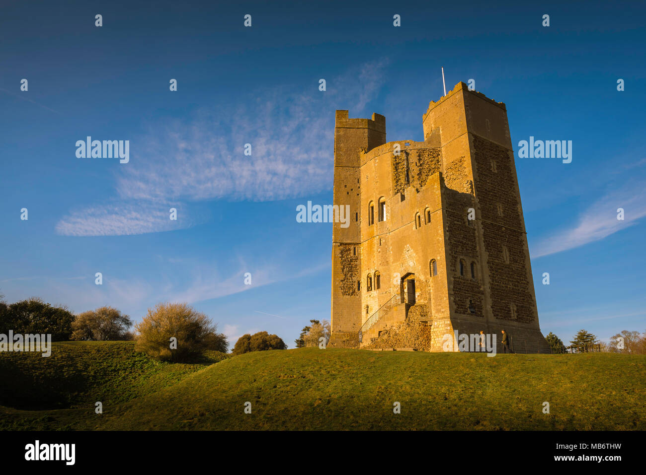 Castello UK, vista al tramonto del ben conservato castello del 12th Secolo mantenere a Orford, Suffolk, Inghilterra. Foto Stock