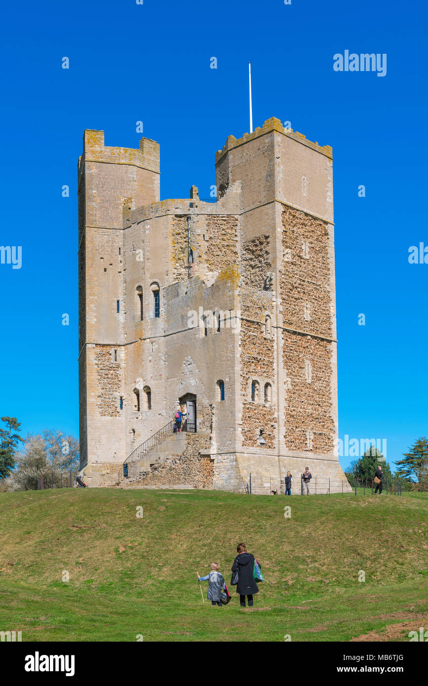 Orford Suffolk castello, vista in estate del ben conservato castello del 12th ° secolo mantenuto gestito dal National Trust a Orford, Suffolk, Inghilterra, Regno Unito Foto Stock