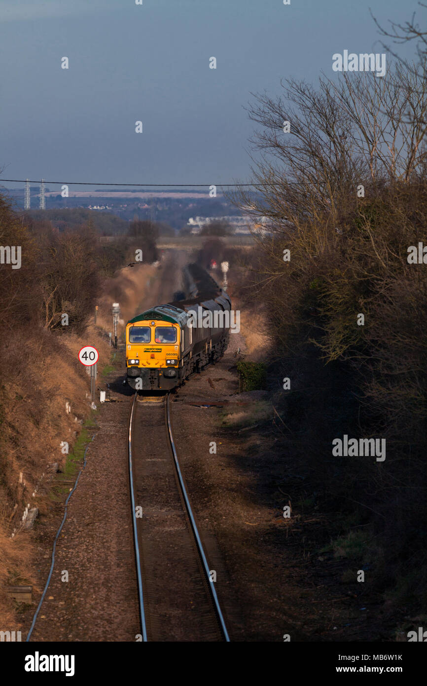 Una classe di Freightliner 66 locomotore immettendo la singola sezione di traccia a calce Kirton sciavero, Lincolnshire con un treno merci che trasportano carbone Foto Stock