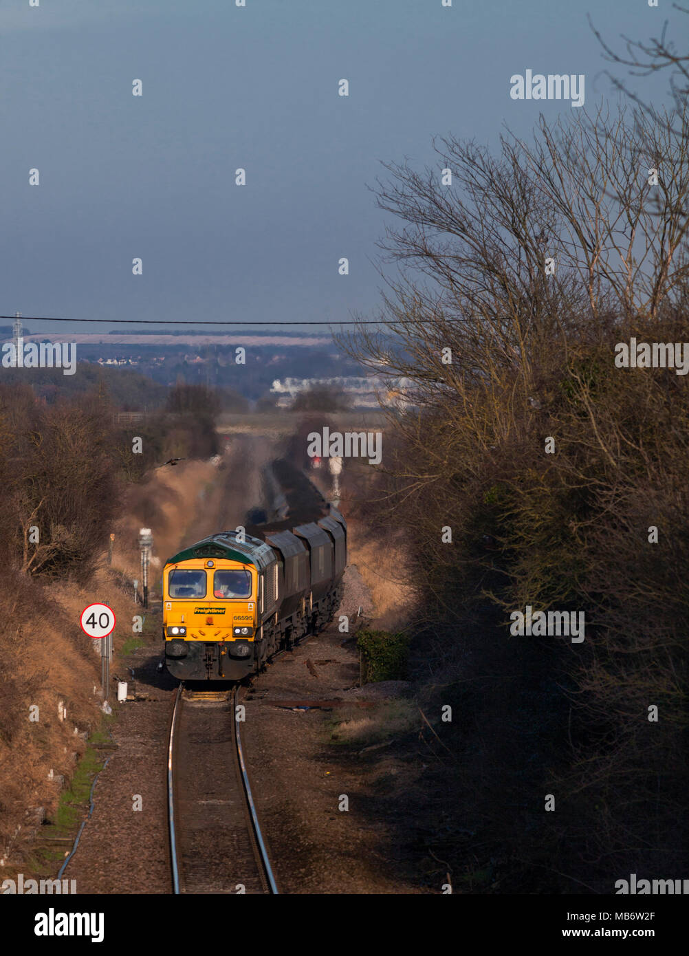 Una classe di Freightliner 66 locomotore immettendo la singola sezione di traccia a calce Kirton sciavero, Lincolnshire con un treno merci che trasportano carbone Foto Stock
