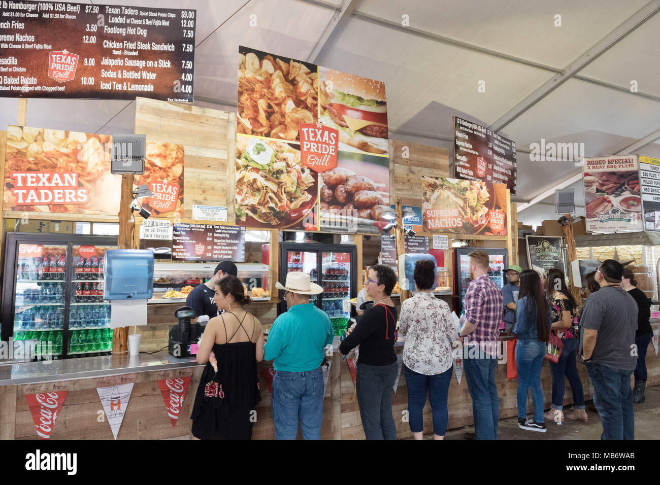 Persone che acquistano il fast food a un evento, Houston, Texas, Stati Uniti d'America Foto Stock