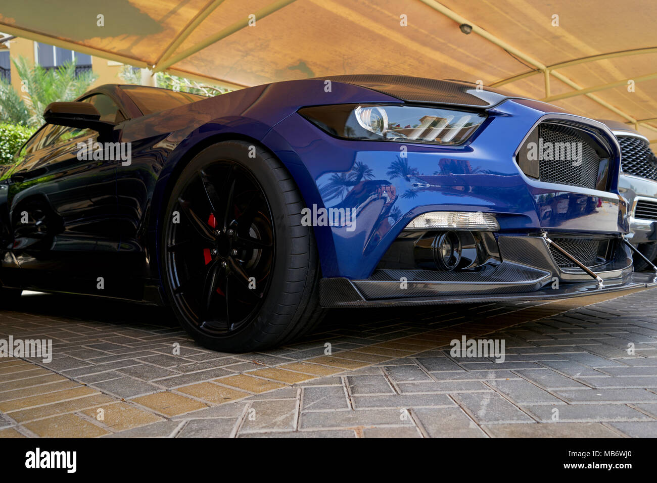 Potente ed elegante auto nel parcheggio Foto Stock