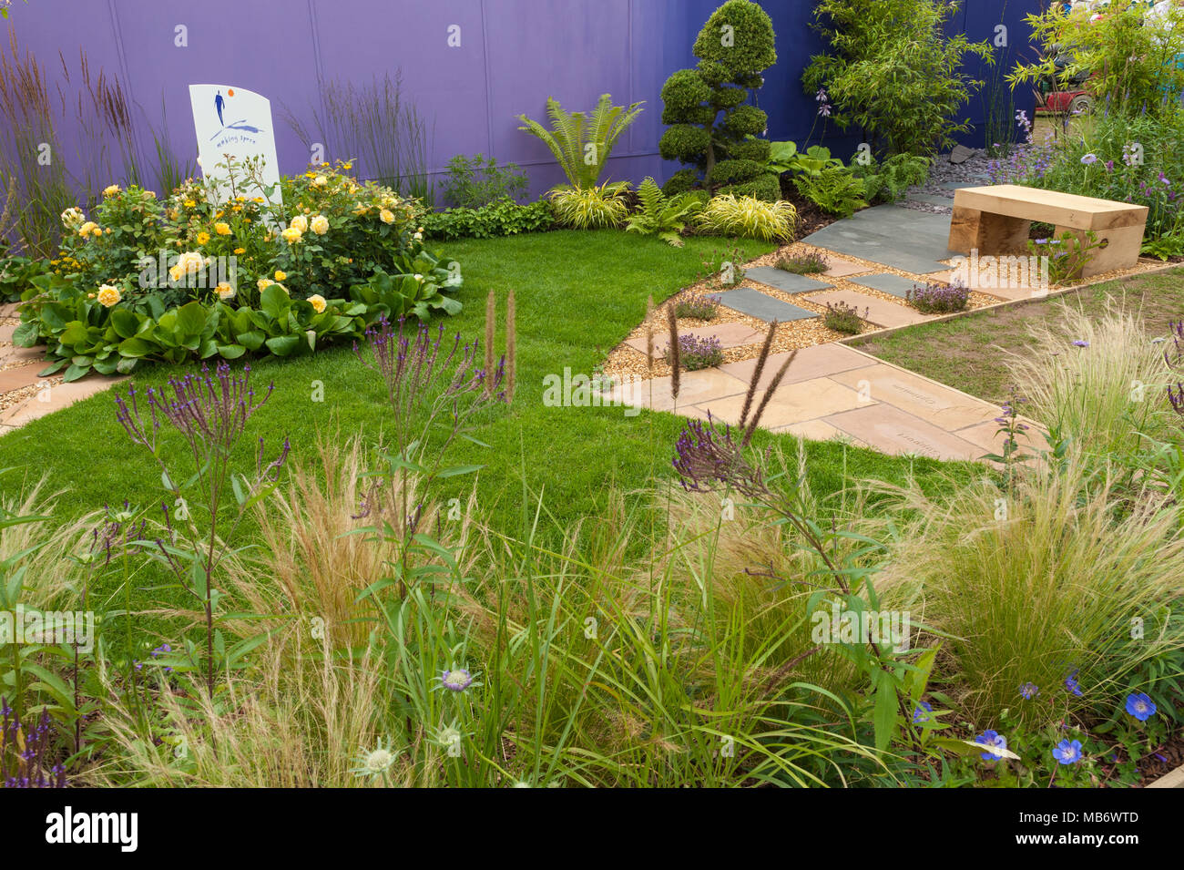 L'ardesia e pietra arenaria, percorso di letto di rose, da banco e da prato - "valorizzare lo spazio, dalle tenebre alla luce l' mostrano il giardino - RHS Flower Show, Tatton Park, Inghilterra, Regno Unito. Foto Stock