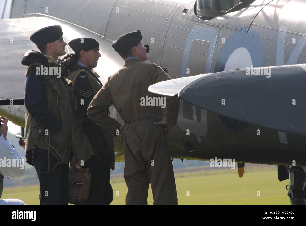 Avieri in piedi accanto a Bristol Blenheim Bomber, moderno con costume 're enactors. Foto Stock