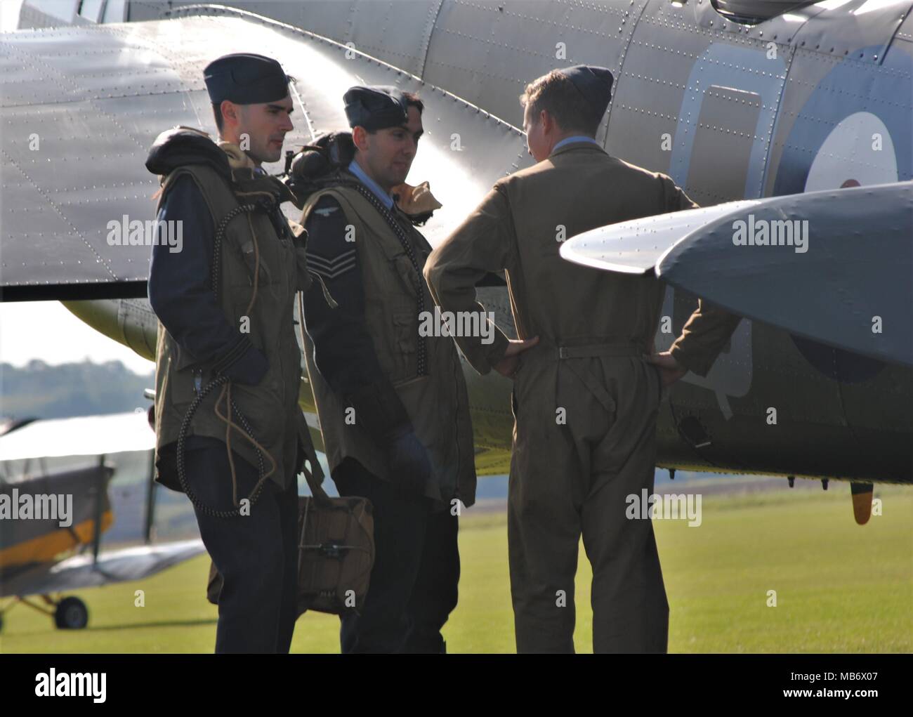 Avieri in piedi accanto a Bristol Blenheim Bomber, moderno con costume 're enactors. Foto Stock