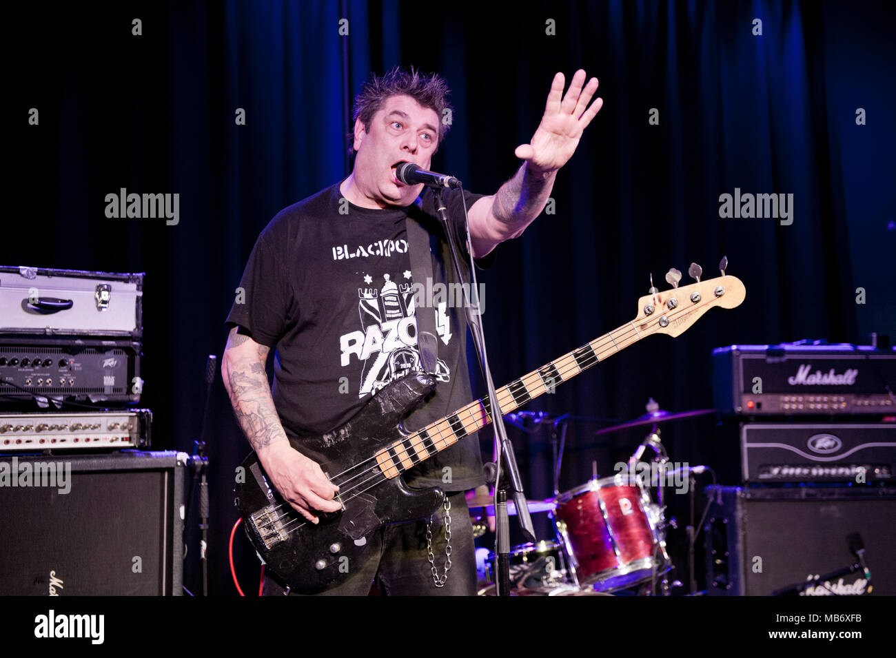 Punk Rock band i Lurkers in concerto al Continental, Preston, Lancashire, Regno Unito. Arturo Bassick cantante e bass player. Foto Stock