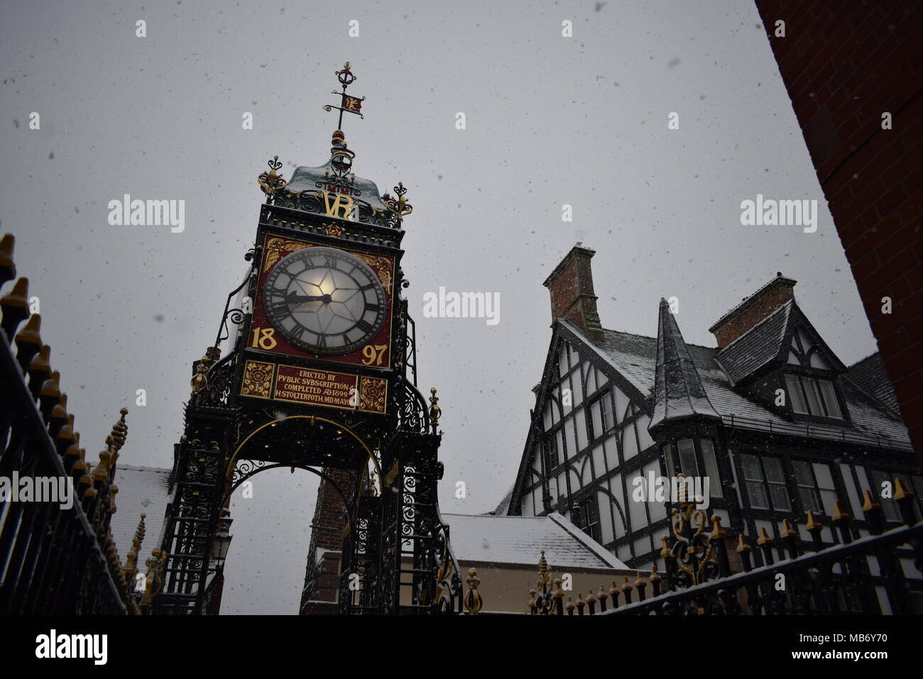 Chester's Eastgate Clock nella neve Foto Stock