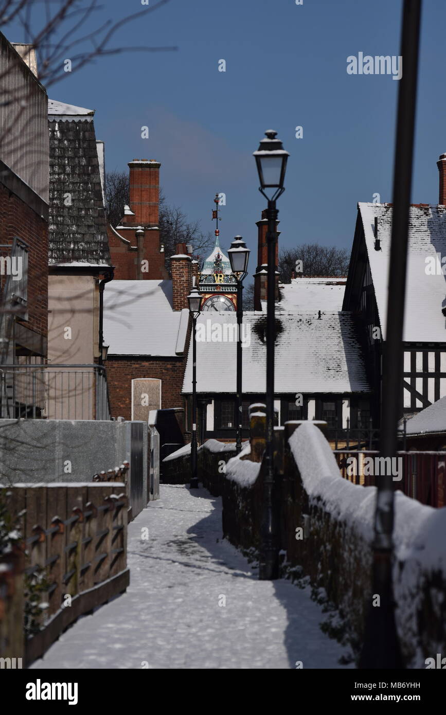 Chester's Eastgate Clock nella neve Foto Stock