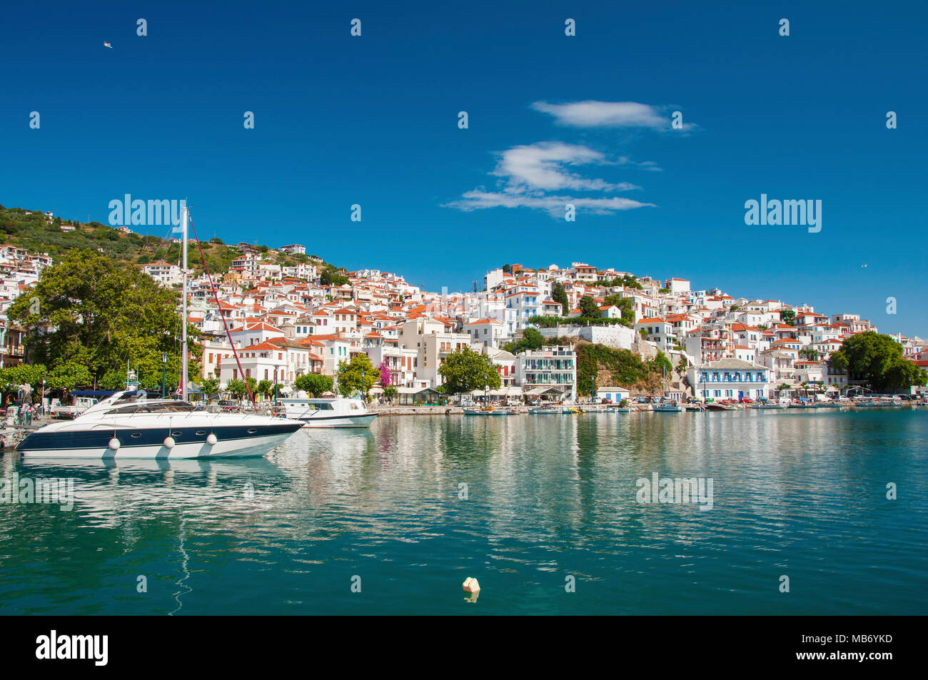 Vista panoramica sulla città di Skopelos a Skopelos island in Grecia Foto Stock