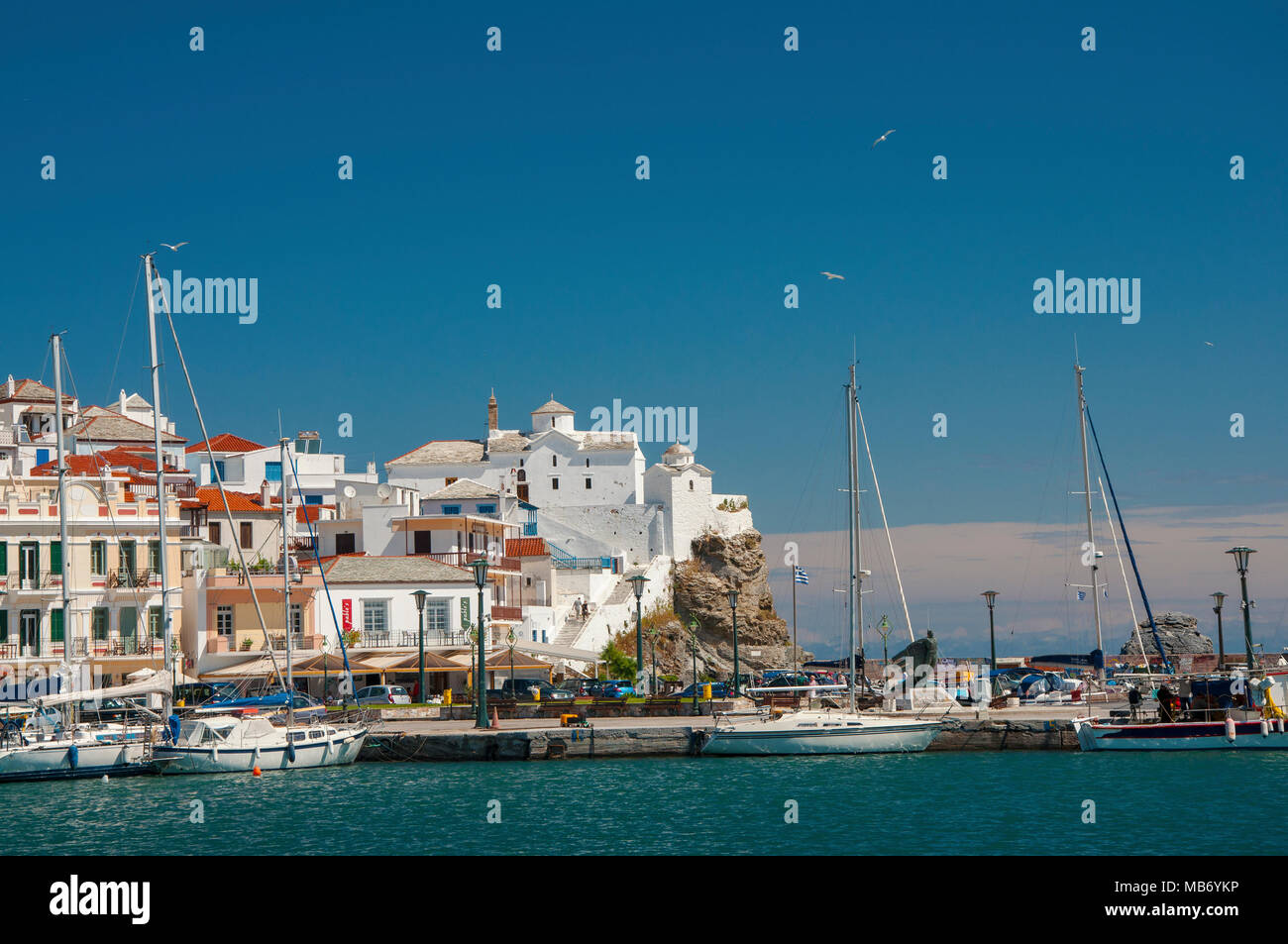 Vista panoramica sulla città di Skopelos a Skopelos island in Grecia Foto Stock