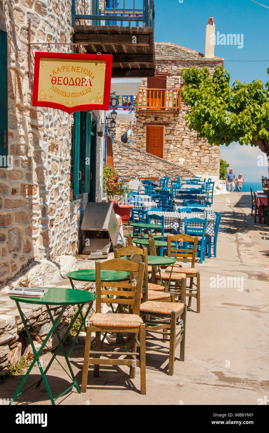 Stile tradizionale taverna ad Alonissos villaggio, Alonissos isola in Grecia Foto Stock