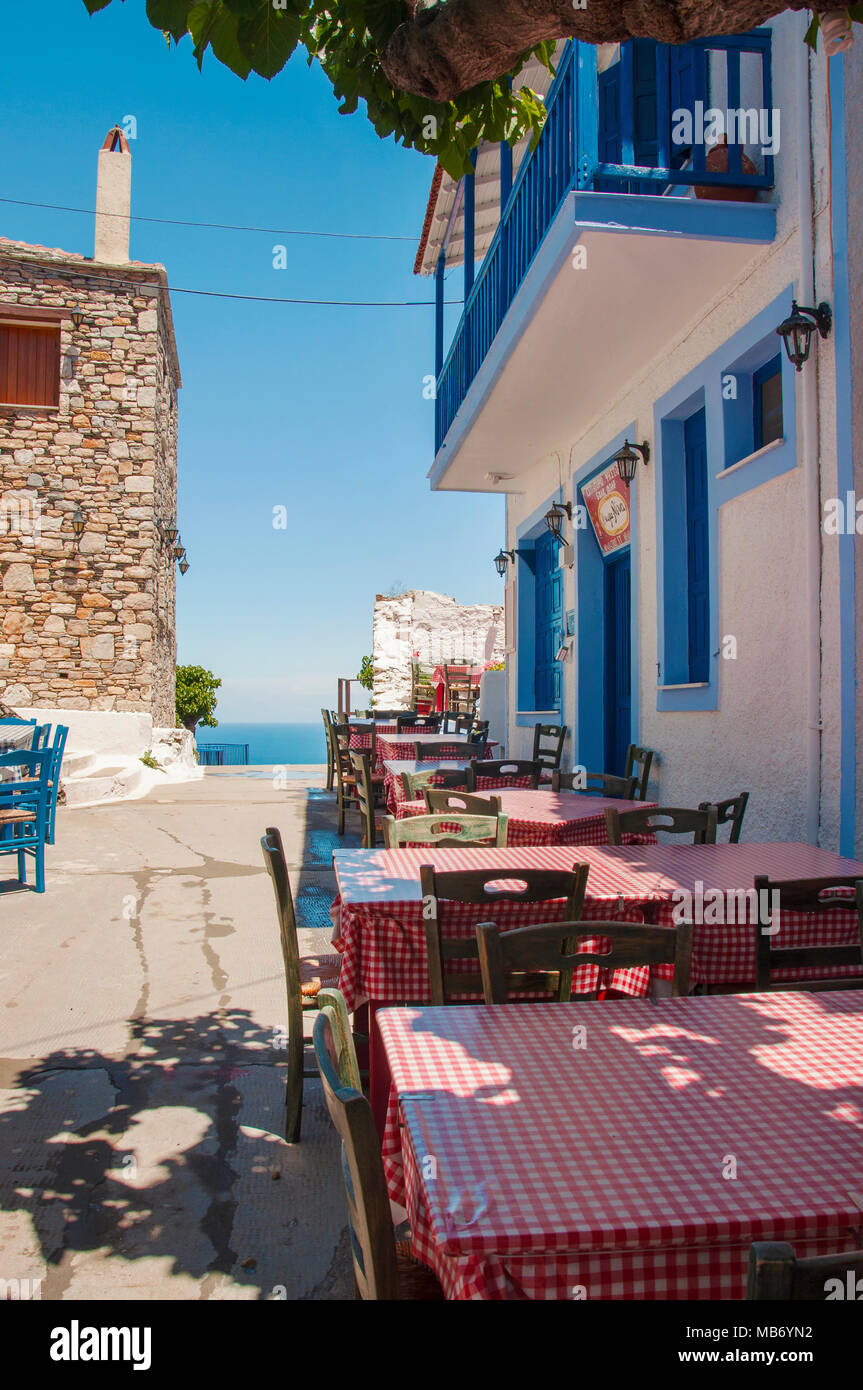 Stile tradizionale taverna ad Alonissos villaggio, Alonissos isola in Grecia Foto Stock