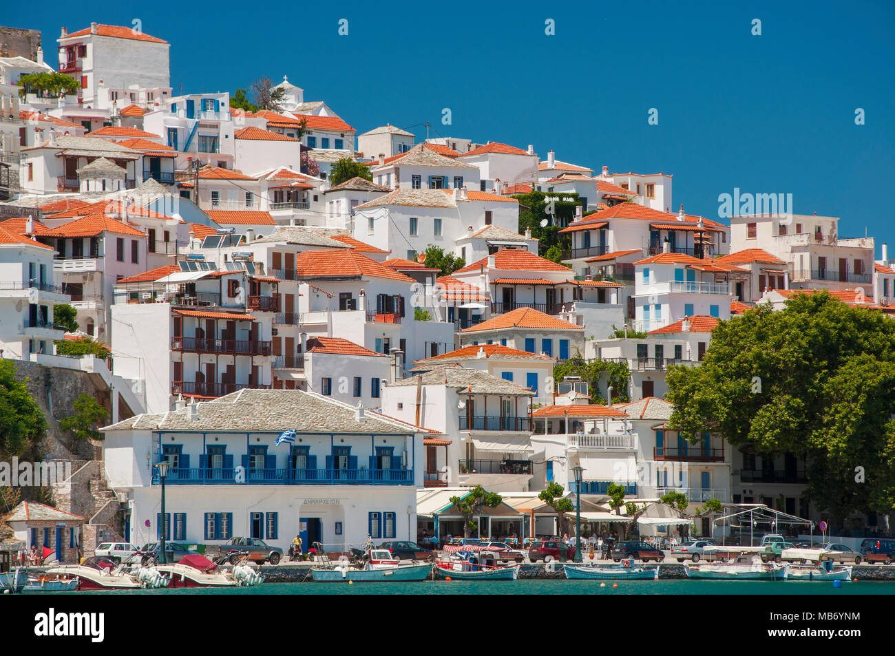 Vista panoramica sulla città di Skopelos a Skopelos island in Grecia Foto Stock