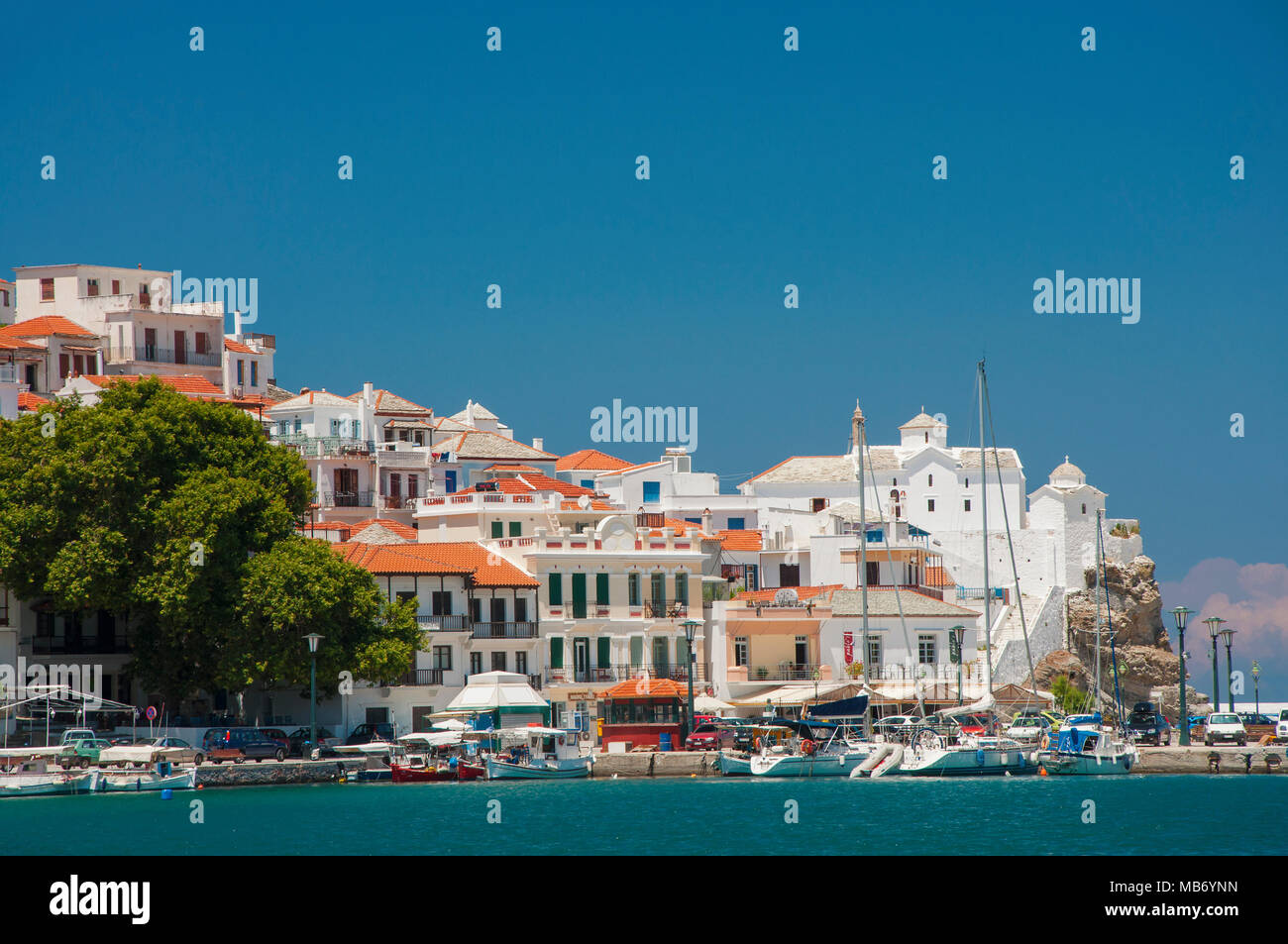 Vista panoramica sulla città di Skopelos a Skopelos island in Grecia Foto Stock