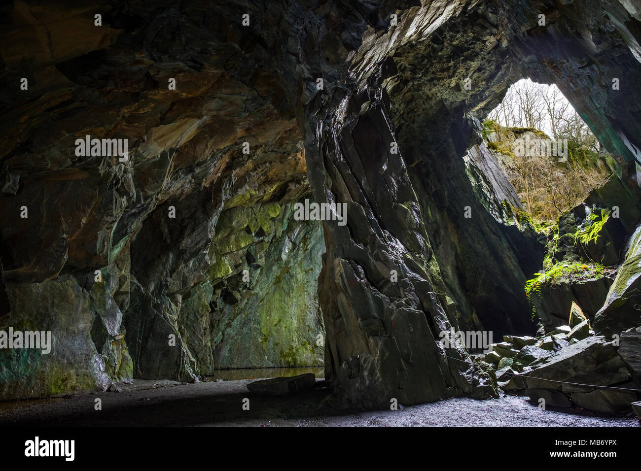 Grotta della cattedrale (Duomo Cavern), parte del Piccolo Langdale miniere di ardesia, Lake District, REGNO UNITO Foto Stock