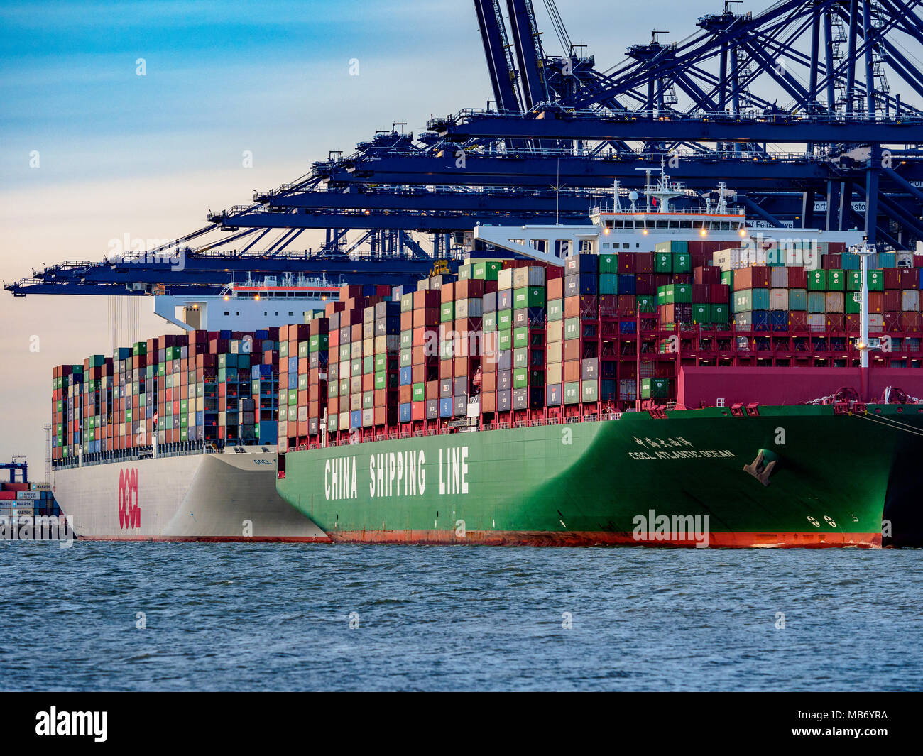 Il commercio mondiale - grandi navi portacontainer il carico e lo scarico di container nel porto di Felixstowe, Regno Unito il contenitore più grande porto. Foto Stock