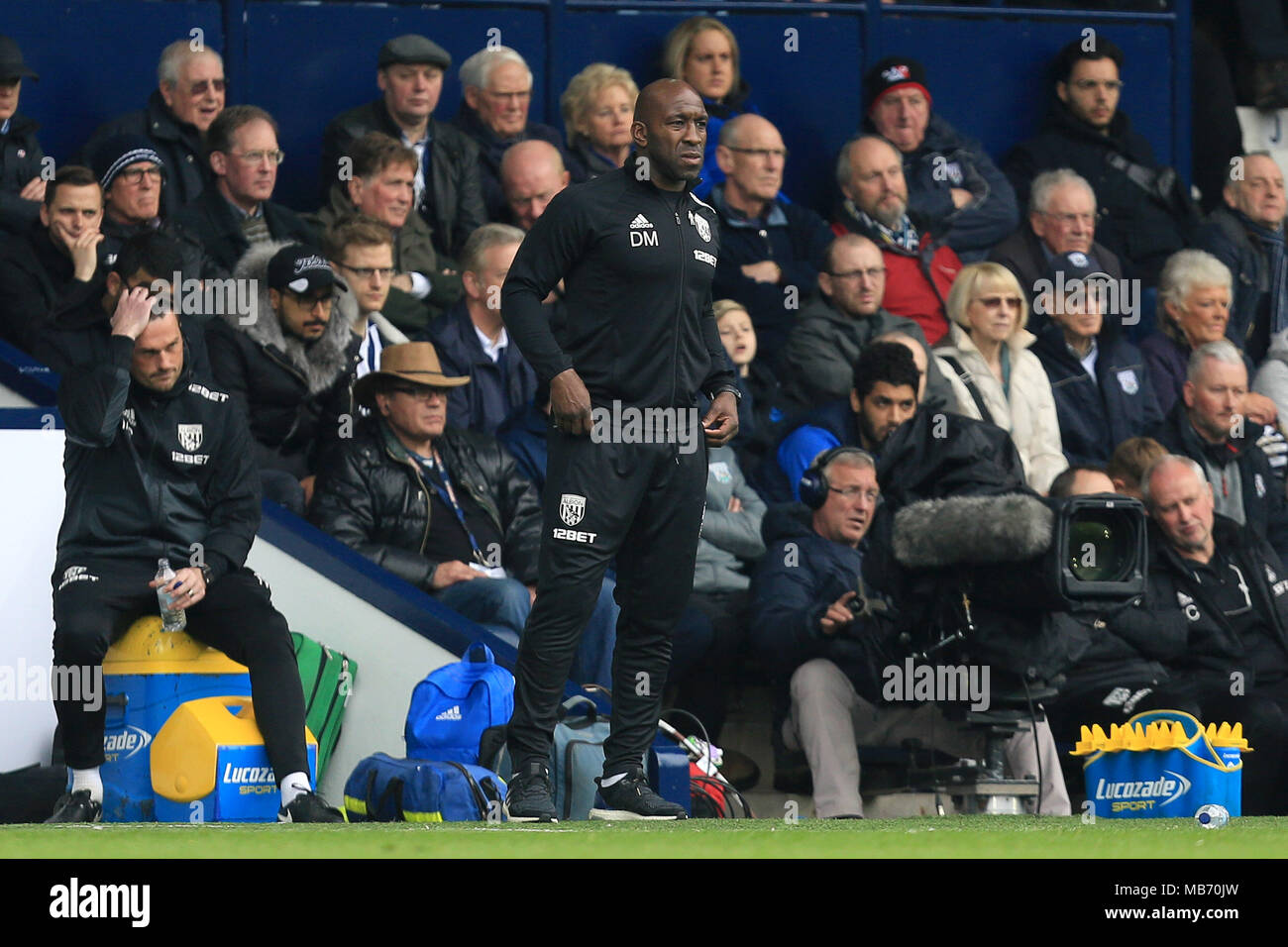 West Bromwich, Regno Unito. Il 7 aprile 2018. West Bromwich Albion caretaker manager Darren Moore guarda a. Premier League, West Bromwich Albion v Swansea City a The Hawthorns Stadium in West Bromwich sabato 7 aprile 2018. Questa immagine può essere utilizzata solo per scopi editoriali. Solo uso editoriale, è richiesta una licenza per uso commerciale. Nessun uso in scommesse, giochi o un singolo giocatore/club/league pubblicazioni. Pic da Paolo Roberts/Andrew Orchard fotografia sportiva/Alamy Live news Foto Stock