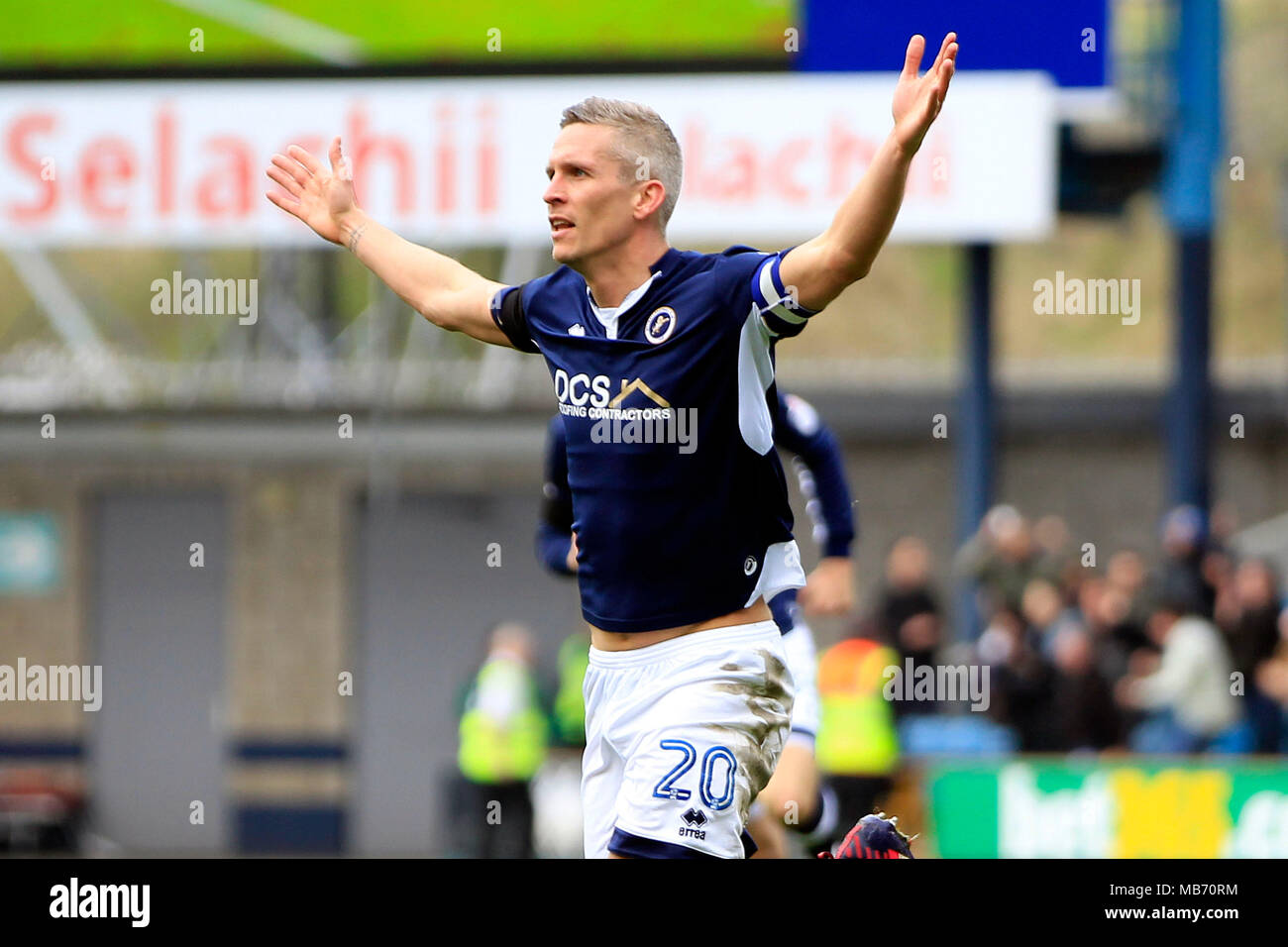 Londra, Regno Unito. Il 7 aprile 2018. Steve Morison di Millwall festeggia dopo il suo punteggio del team secondo obiettivo. EFL Skybet partita in campionato, Millwall v Bristol City in Den Stadium di Londra il sabato 7 aprile 2018. Questa immagine può essere utilizzata solo per scopi editoriali. Solo uso editoriale, è richiesta una licenza per uso commerciale. Nessun uso in scommesse, giochi o un singolo giocatore/club/league pubblicazioni. pic da Steffan Bowen/Andrew Orchard fotografia sportiva/Alamy Live news Foto Stock