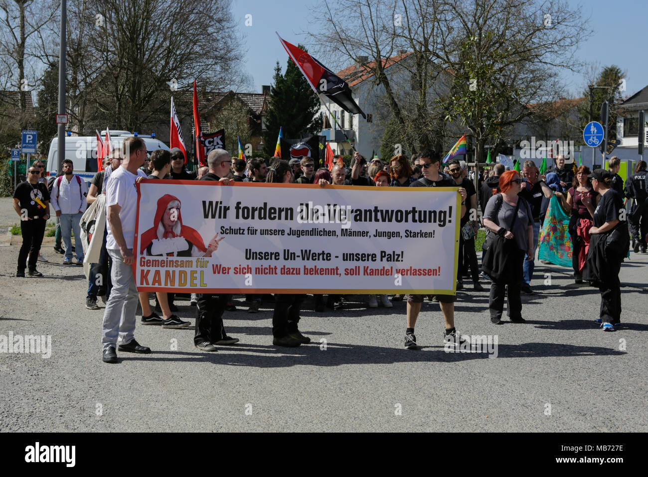 Kandel, Germania. Il 7 aprile 2018. Manifestanti marzo con le bandiere e gli striscioni attraverso Kandel. Circa 300 anti-fascisti di diversi partiti politici e le organizzazioni hanno marciato attraverso la città di Kandel, per mostrare la loro opposizione a marzo da destra manifestanti che stava prendendo parte allo stesso tempo e in cui è usato il ricordo dell'assassinio di una ragazza alla fine dello scorso anno da un richiedente asilo, come pretesto per una destra razzista e di protesta. Credito: Michael Debets/Alamy Live News Foto Stock