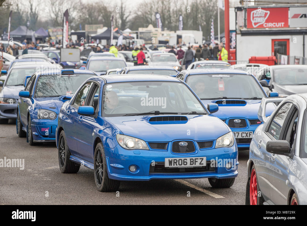 Castle Combe, Regno Unito, 7 aprile 2018. Su di un panno umido giornata di primavera grandi folle girare per la prima giornata di azione della stagione a Castle Combe circuito - Subaru Imprezas allineando pronto a scendere in pista. Credito: James Wadham ha/Alamy Live News Foto Stock