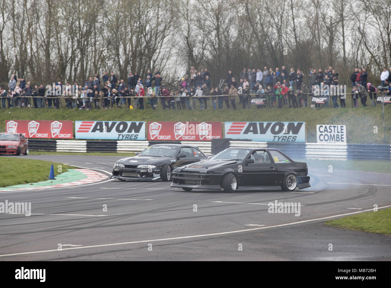 Castle Combe, Regno Unito, 7 aprile 2018. Su di un panno umido giornata di primavera grandi folle girare per la prima giornata di azione della stagione a Castle Combe circuito - top folla preferiti sono il drifters gomma masterizzazione di tutti i round sulla pista. Credito: James Wadham ha/Alamy Live News Foto Stock