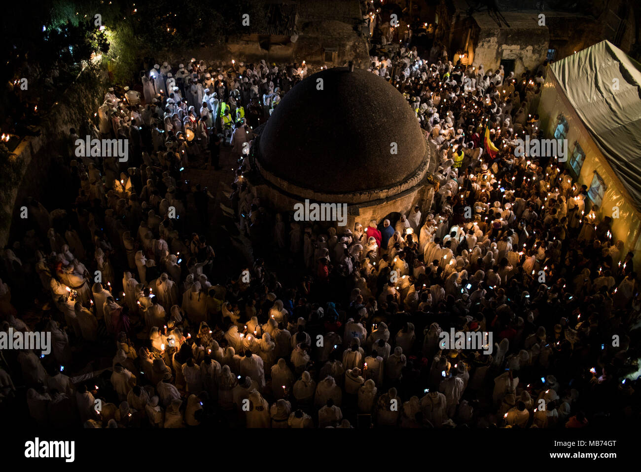 Ortodossa Etiope di adoratori durante il fuoco santo cerimonia presso la sezione etiope della chiesa del Santo Sepolcro di Gerusalemme la città vecchia di 07 Aprile 2018. L'antico rito del fuoco celebra il Messia della risurrezione di Cristo dopo essere crocifisso sulla croce. Foto: Ilia Yefimovich/dpa Foto Stock