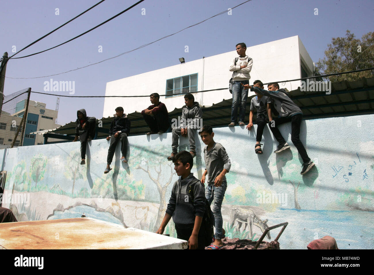 La striscia di Gaza, Territori palestinesi - 07 aprile 2018 i parenti di Alaa al-Zamili, un adolescente che è morto il giorno prima da ferite subiti negli scontri con le forze israeliane sul confine con Israele, piangono durante il suo funerale il 7 aprile 2018, nel sud della striscia di Gaza città di Rafah. © Abed Rahim Khatib / risveglio / Alamy Live News Foto Stock