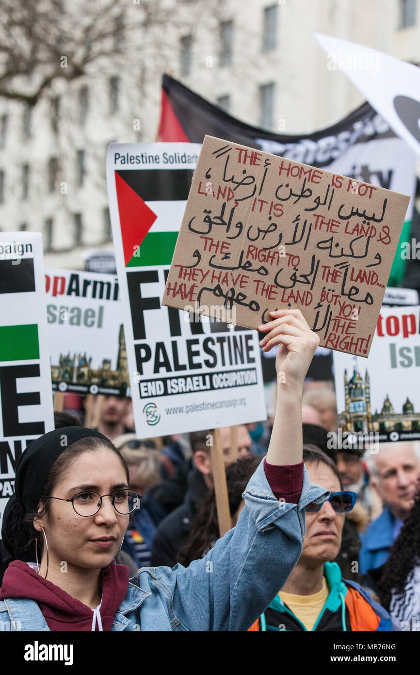 Londra, Regno Unito. 7 Aprile, 2018. Centinaia di persone si uniscono in un rally al di fuori di Downing Street in solidarietà con i palestinesi che frequentano il grande marzo di ritorno nella Striscia di Gaza e in segno di protesta contro la morte ci dai cecchini israeliani utilizzando proiettili di almeno 27 palestinesi inermi e il pregiudizio di centinaia di più. Credito: Mark Kerrison/Alamy Live News Foto Stock