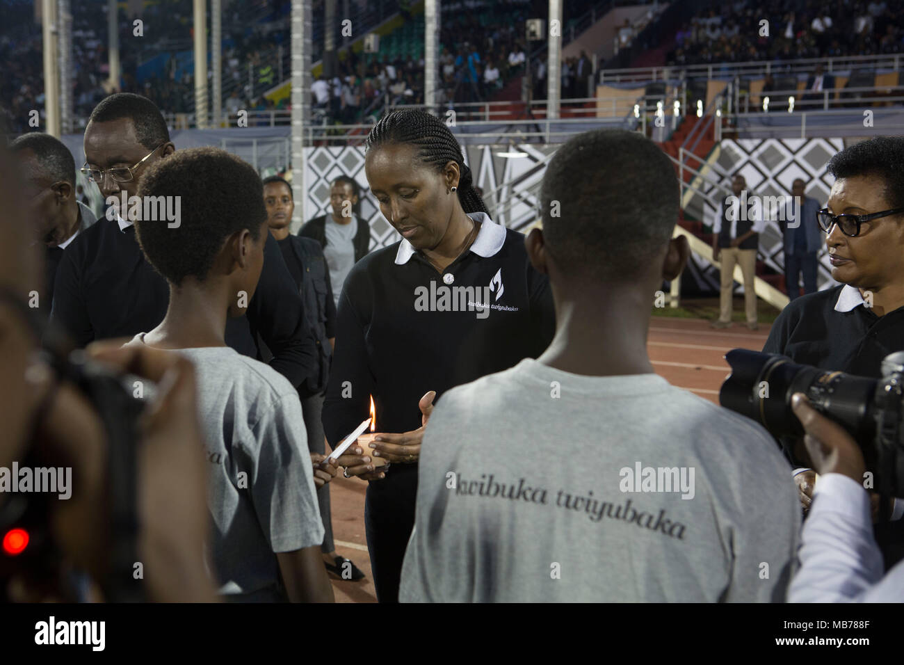 A Kigali, Ruanda. 7 apr, 2018. La First Lady del Ruanda Jeannette Kagame (C) si accende una candela nel corso di un evento in commemorazione del genocidio del 1994 a Kigali, capitale del Rwanda, il 7 aprile 2018. Illuminazione della fiamma di speranza e la posa di ghirlande, ruandesi sabato segnò l inizio del ventiquattresimo anniversario del genocidio del 1994 con le chiamate per mantenere dicendo la verità di questa storia. Credito: Gabriel Dusabe/Xinhua/Alamy Live News Foto Stock