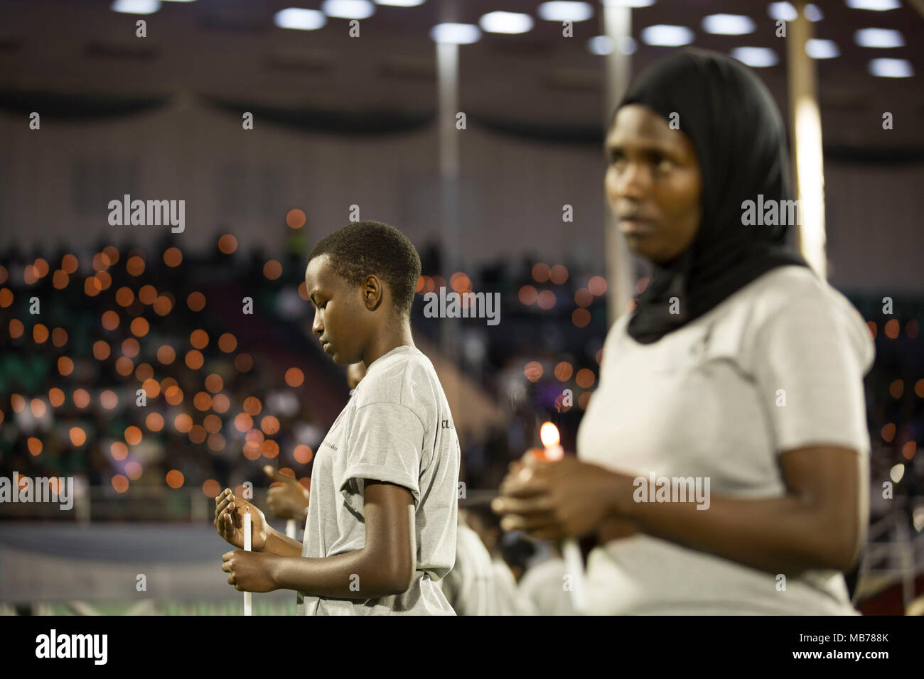 A Kigali, Ruanda. 7 apr, 2018. Persone Tenere candele durante un evento in commemorazione del genocidio del 1994 a Kigali, capitale del Rwanda, il 7 aprile 2018. Illuminazione della fiamma di speranza e la posa di ghirlande, ruandesi sabato segnò l inizio del ventiquattresimo anniversario del genocidio del 1994 con le chiamate per mantenere dicendo la verità di questa storia. Credito: Gabriel Dusabe/Xinhua/Alamy Live News Foto Stock