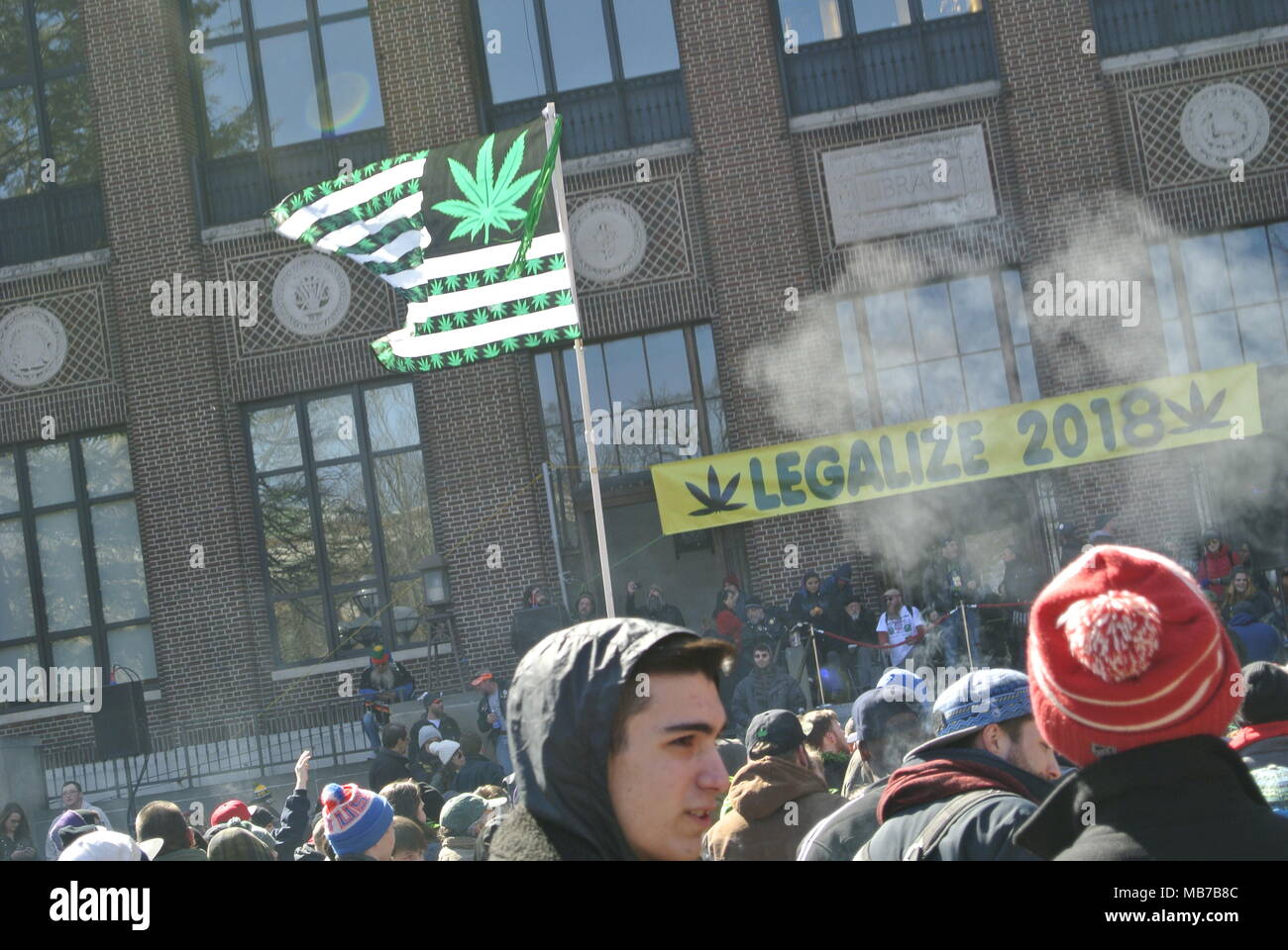 Ann Arbor, Michigan, Stati Uniti d'America. Il 7 aprile 2018. Il fumo di marijuana salendo sulla legalizzazione sostenitori e la libertà di Marijuana bandiera al quarantasettesimo Hash annuale evento Bash. Credito, Jeffrey Wickett/Alamy Live News. Foto Stock