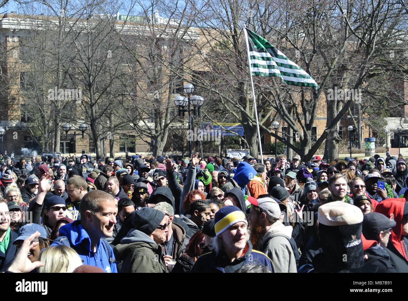 Ann Arbor, Michigan, Stati Uniti d'America. Il 7 aprile 2018. La folla e libertà di Marijuana bandiera al quarantasettesimo Hash annuale evento Bash. Credito, Jeffrey Wickett/Alamy Live News. Foto Stock