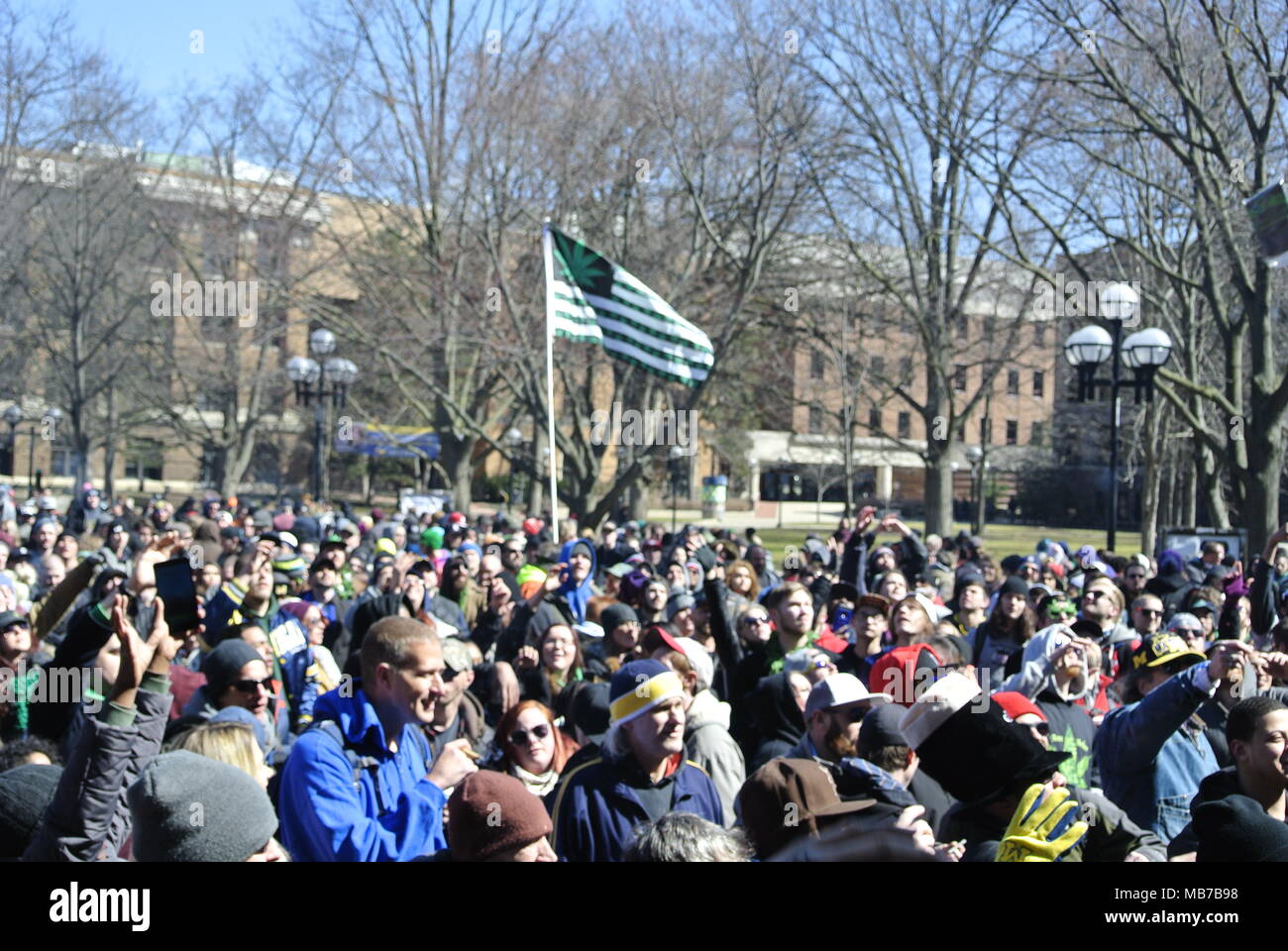 Ann Arbor, Michigan, Stati Uniti d'America. Il 7 aprile 2018. La folla e libertà di Marijuana bandiera al quarantasettesimo Hash annuale evento Bash. Credito, Jeffrey Wickett/Alamy Live News. Foto Stock